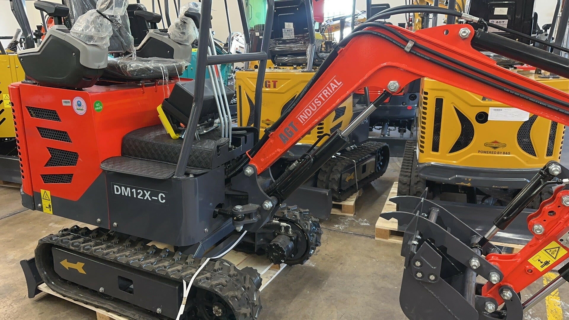 DM12X-C Mini Excavator 4